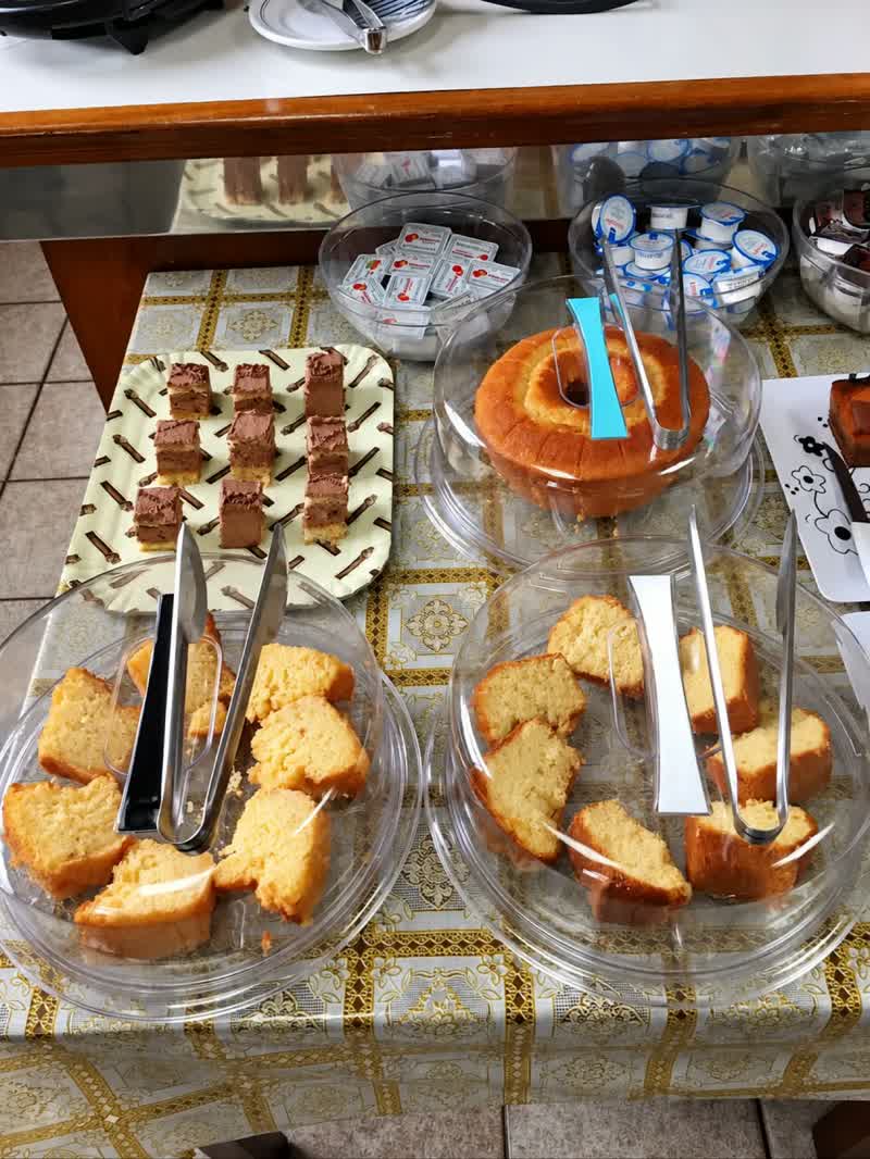 Buffet de café da manhã com bolos, pães doces e geleias no Hotel Guanabara