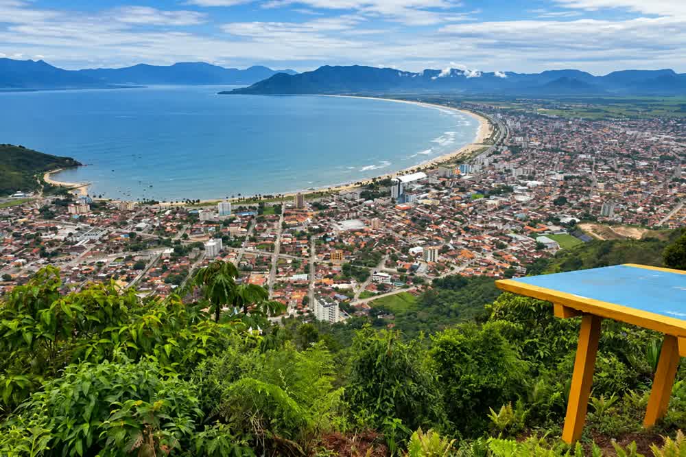 Vista aérea de Caraguatatuba e sua baía no litoral norte de São Paulo