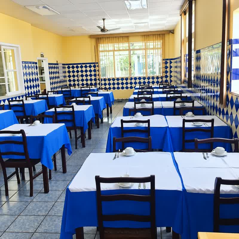 Salão de refeições com mesas postas no Hotel Guanabara Caraguatatuba