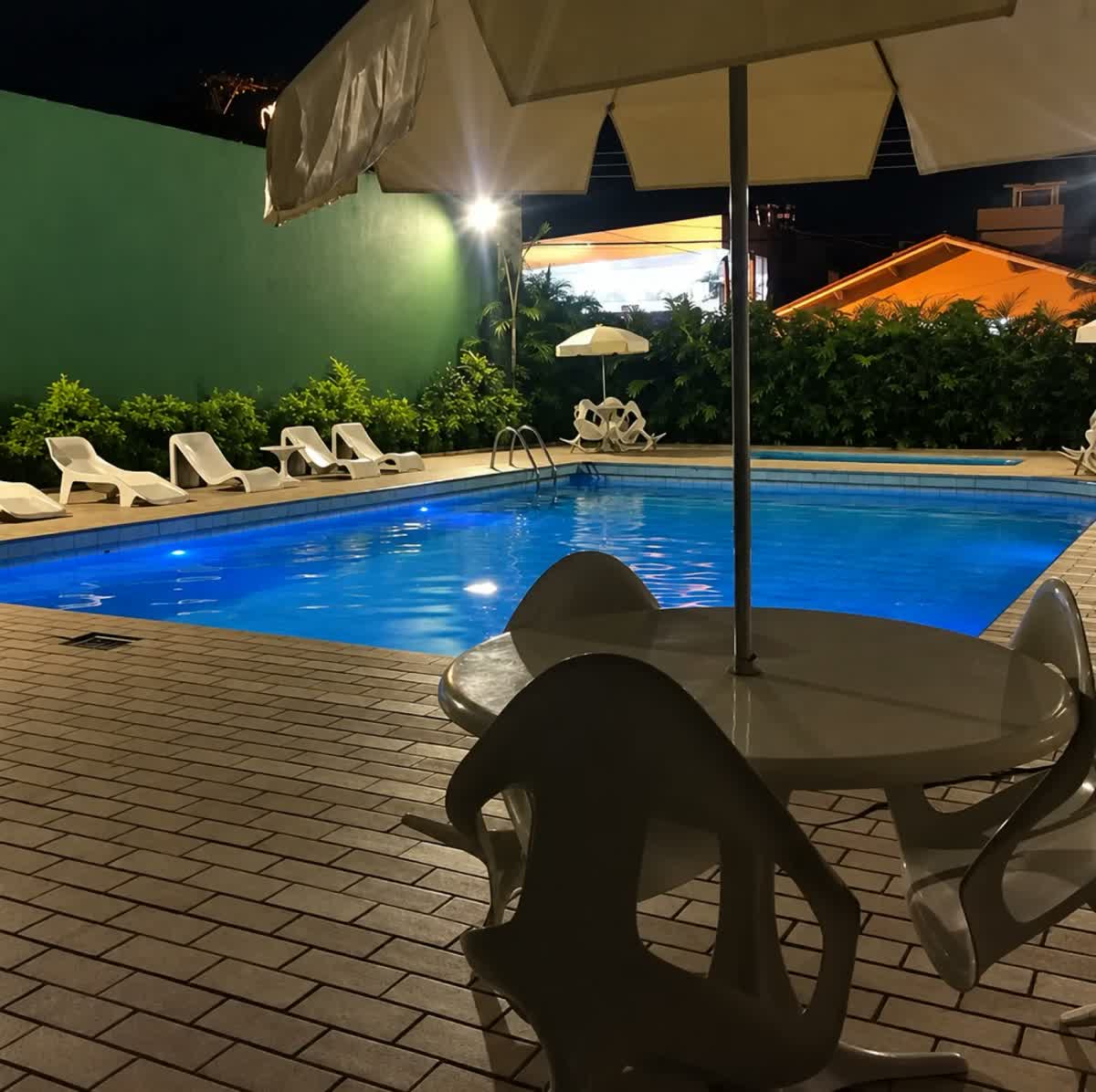 Piscina ao ar livre à noite no Hotel Guanabara